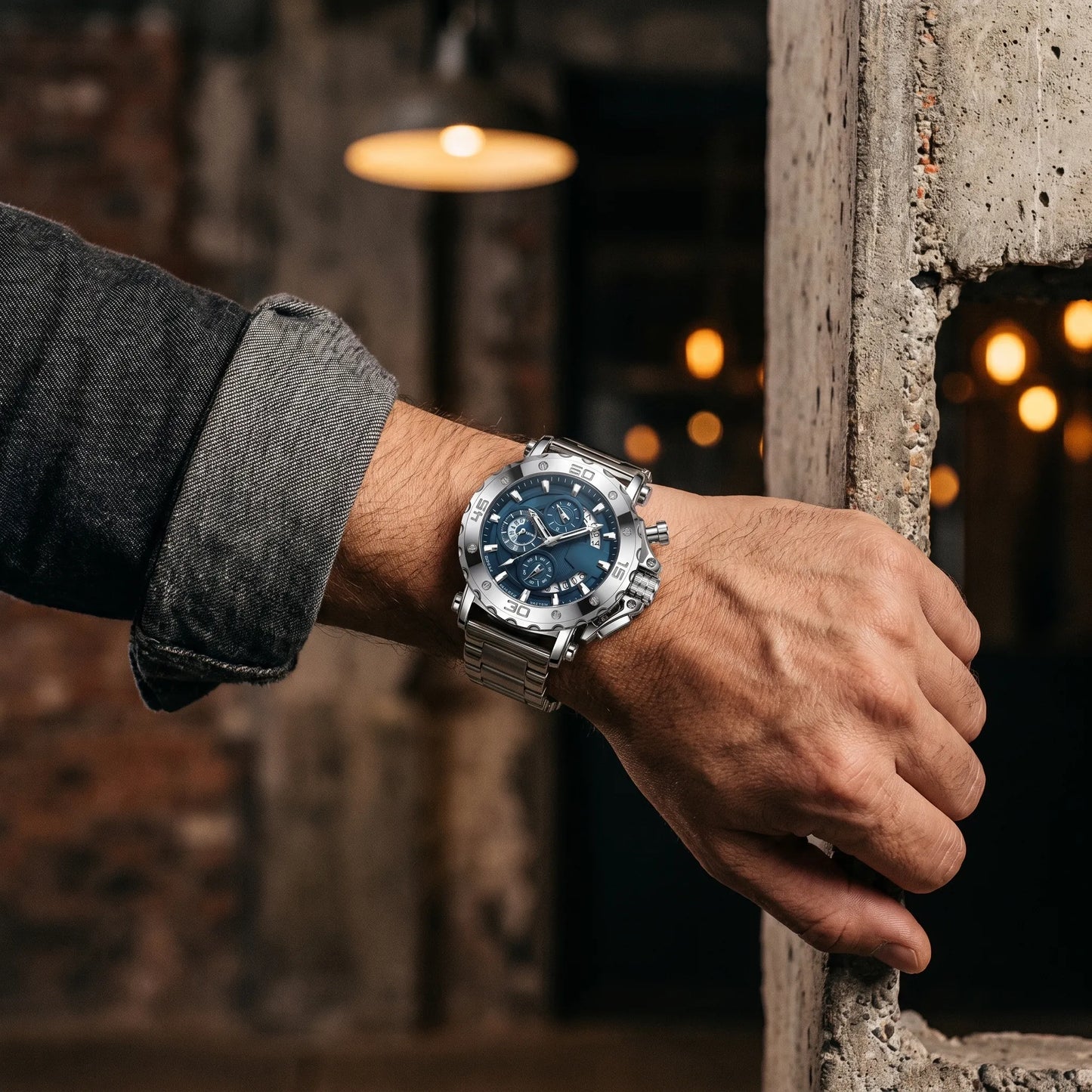 Montre homme sport chronographe luxe acier portée au poignet sur yacht