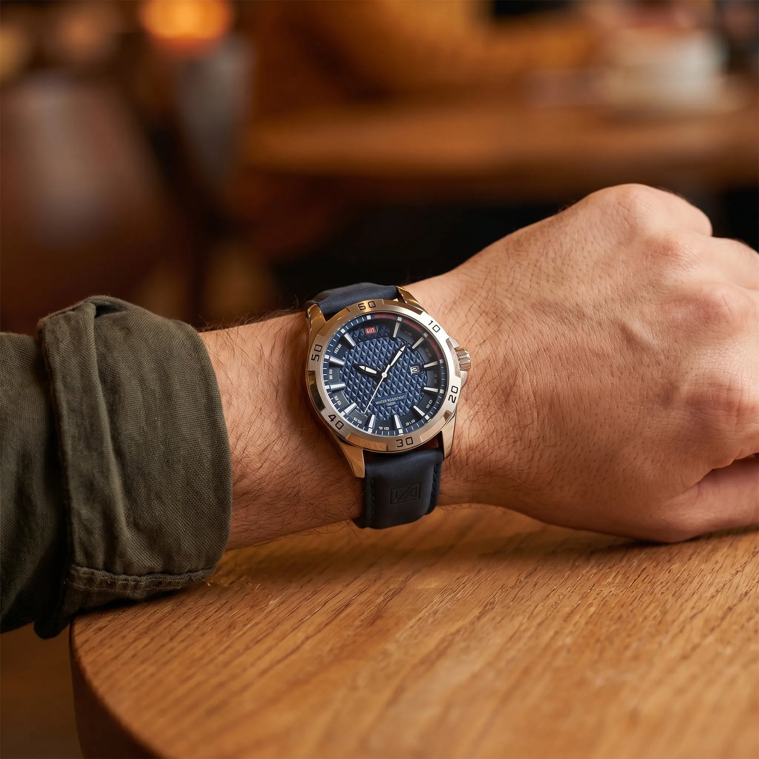 Montre homme sport luxe bracelet cuir portée au poignet en soirée
