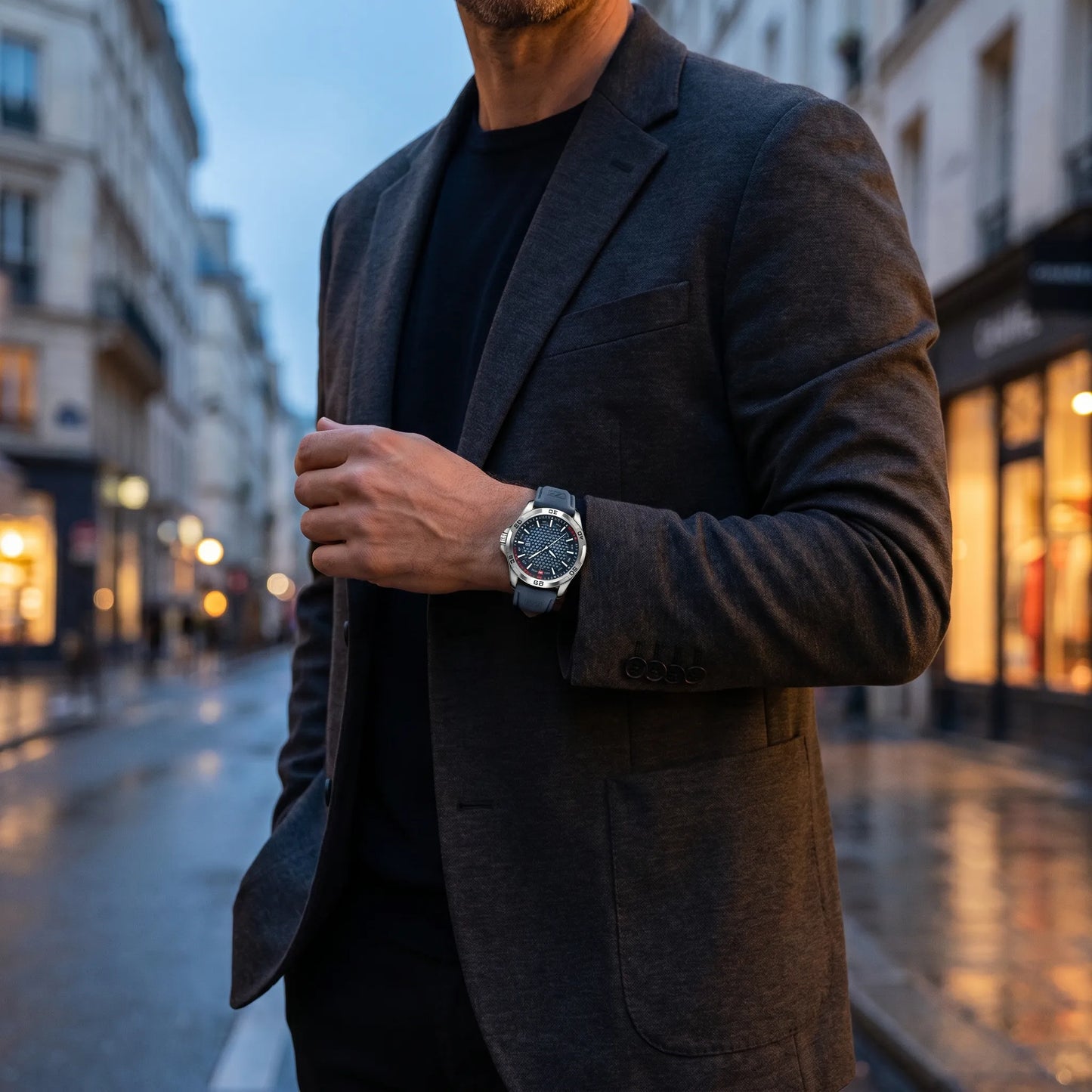 Montre homme sport luxe bracelet cuir portée au poignet style smart casual