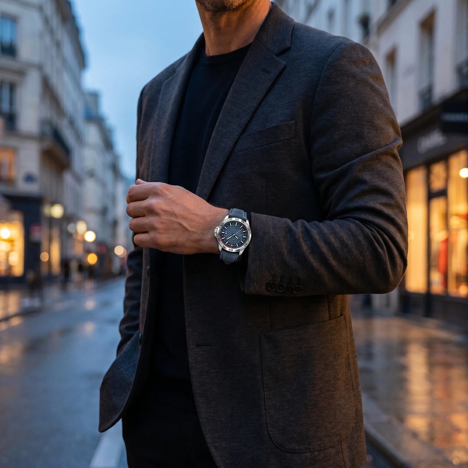 Montre homme sport luxe bracelet cuir portée au poignet style smart casual