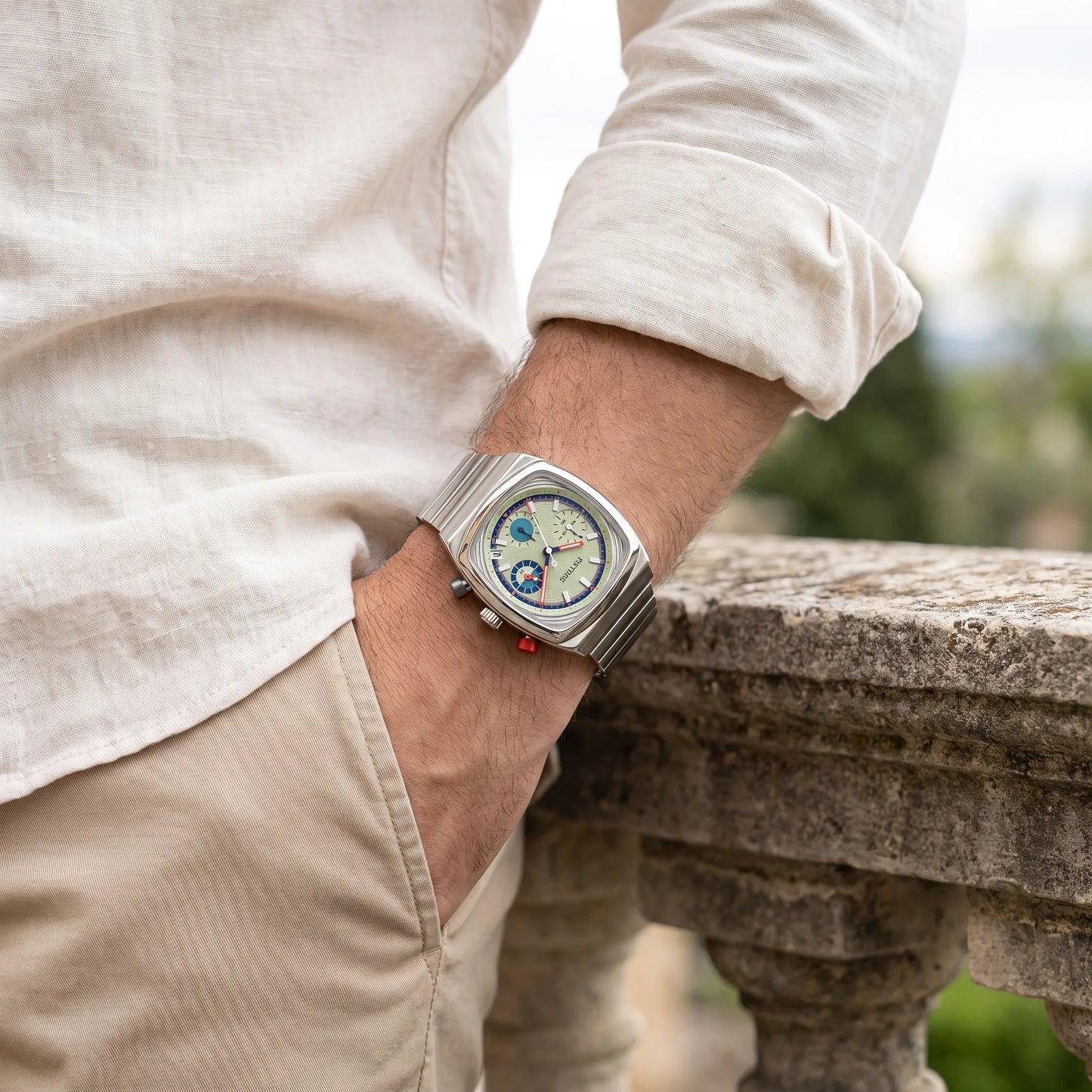 Montre homme carré chronographe portée au poignet avec chemise
