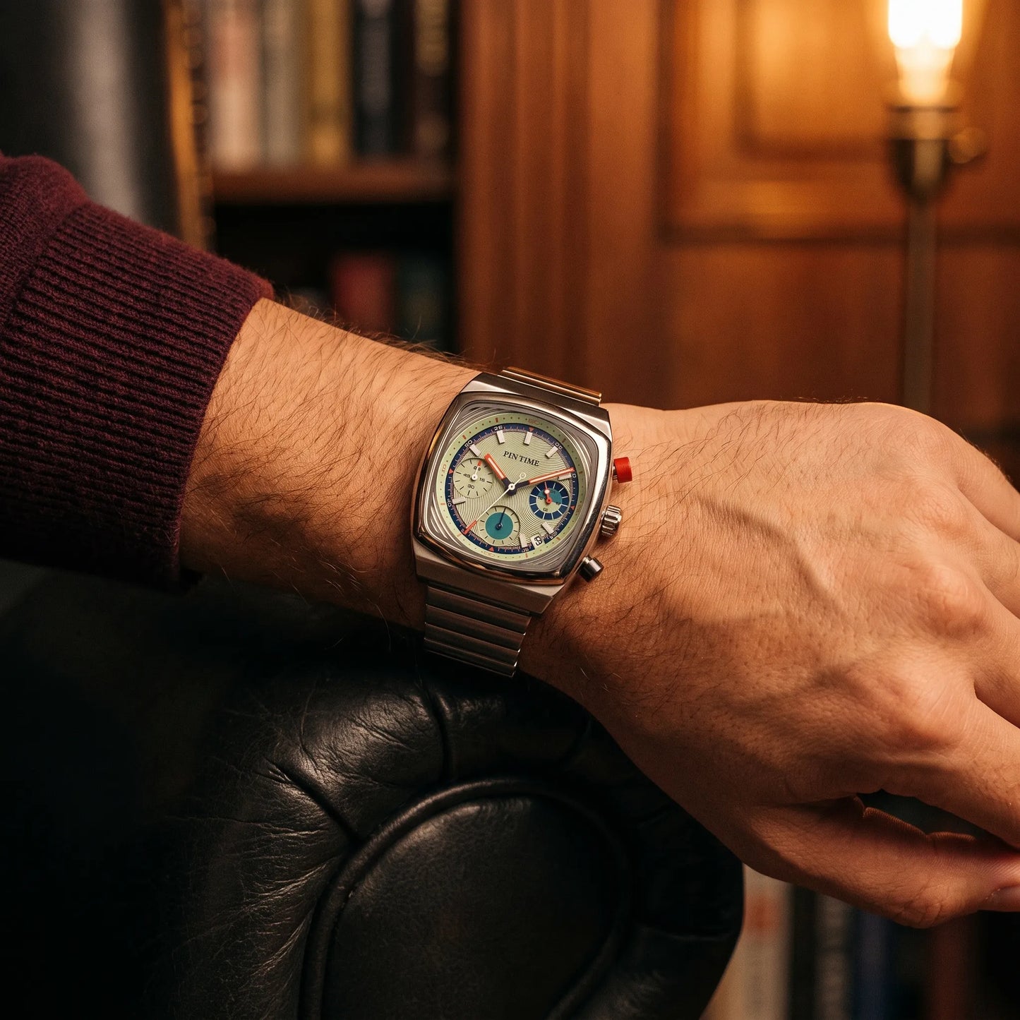 Montre homme carré chronographe portée au poignet vue rapprochée du cadran