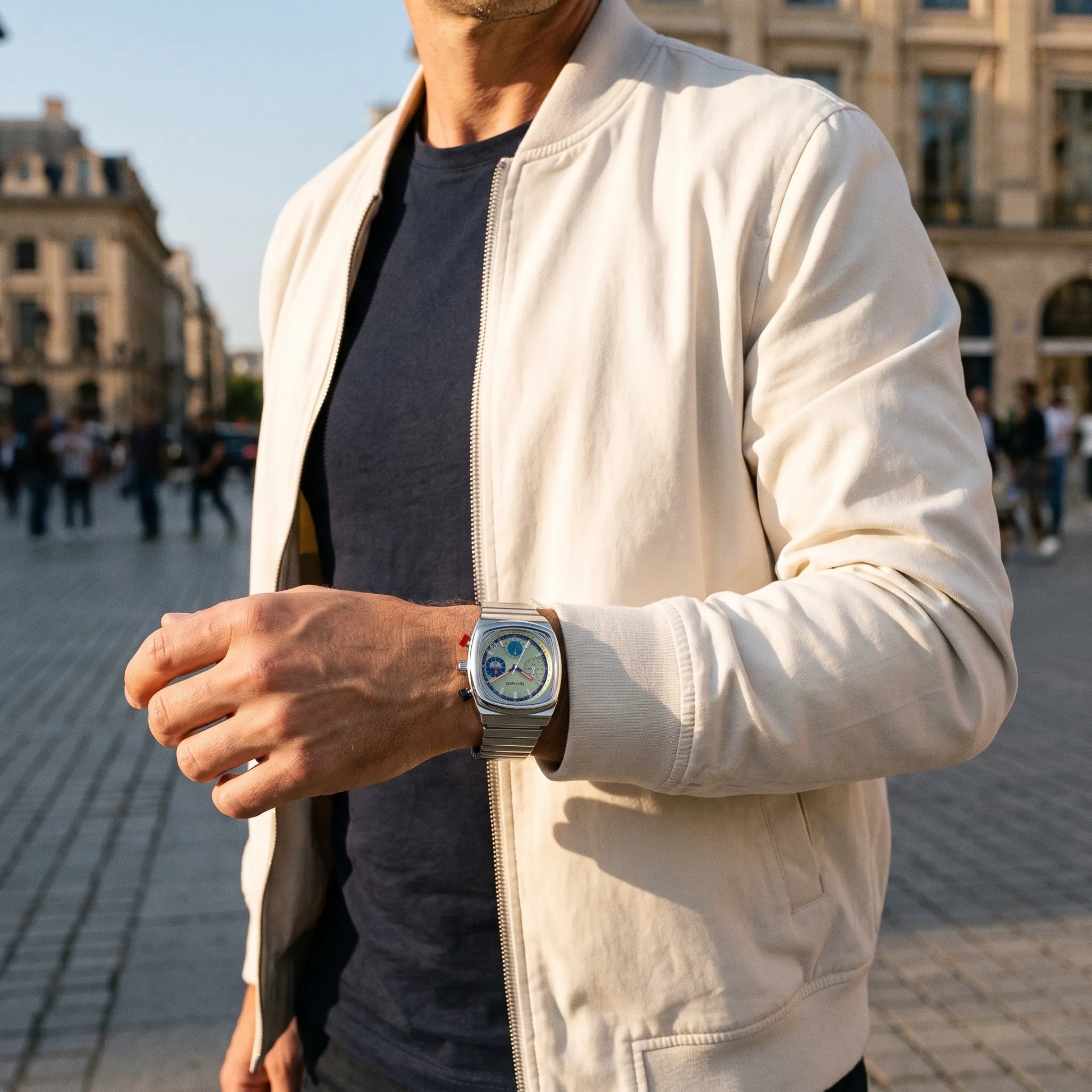 Montre homme carré chronographe portée au poignet style urbain