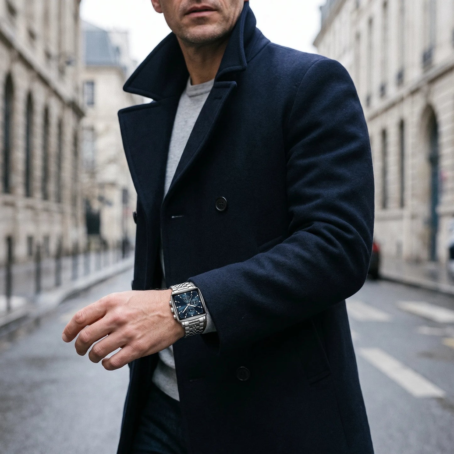 Montre homme carré luxe chronographe portée au poignet avec costume