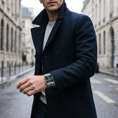 Montre homme carré luxe chronographe portée au poignet avec costume