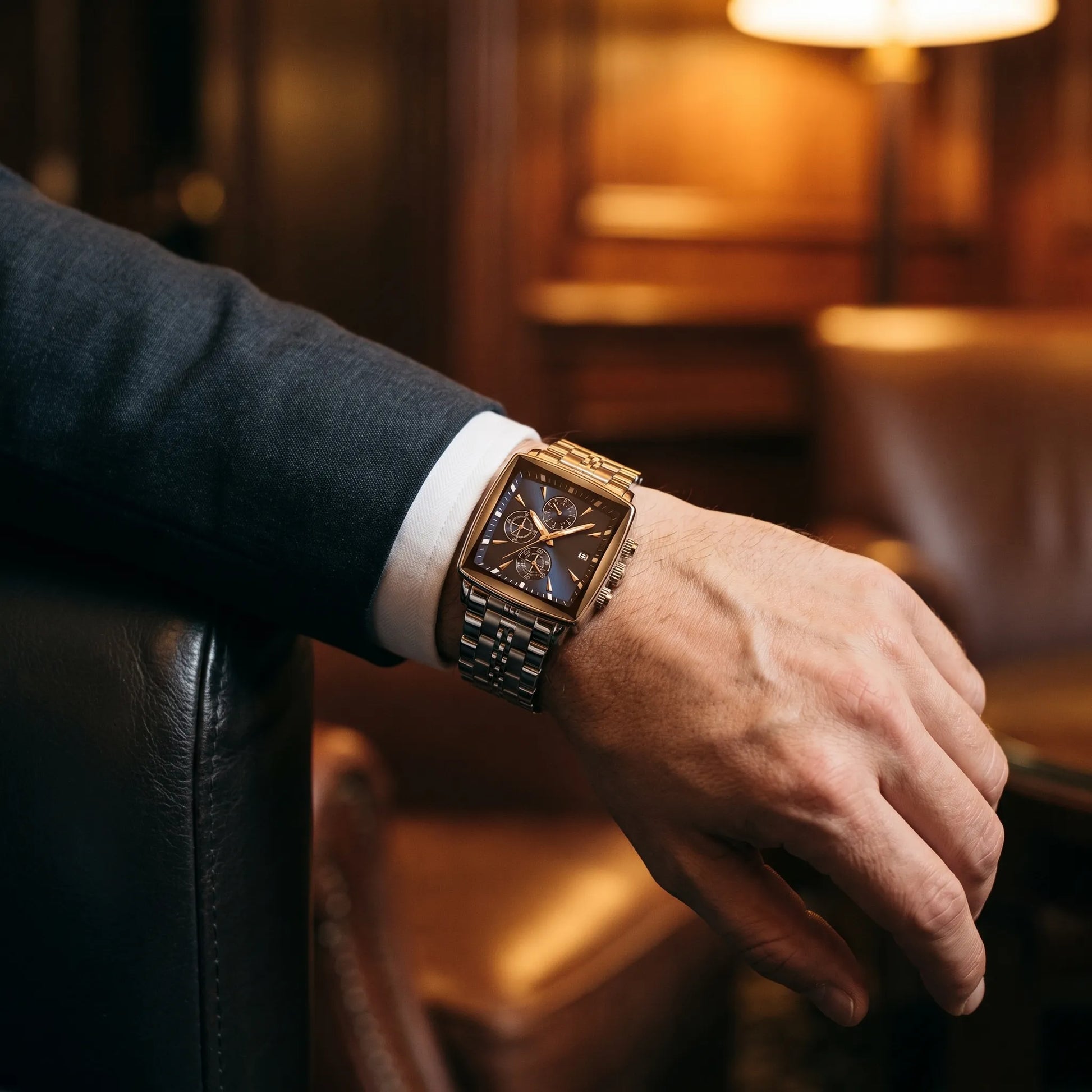 Montre homme carré luxe chronographe portée au poignet vue rapprochée