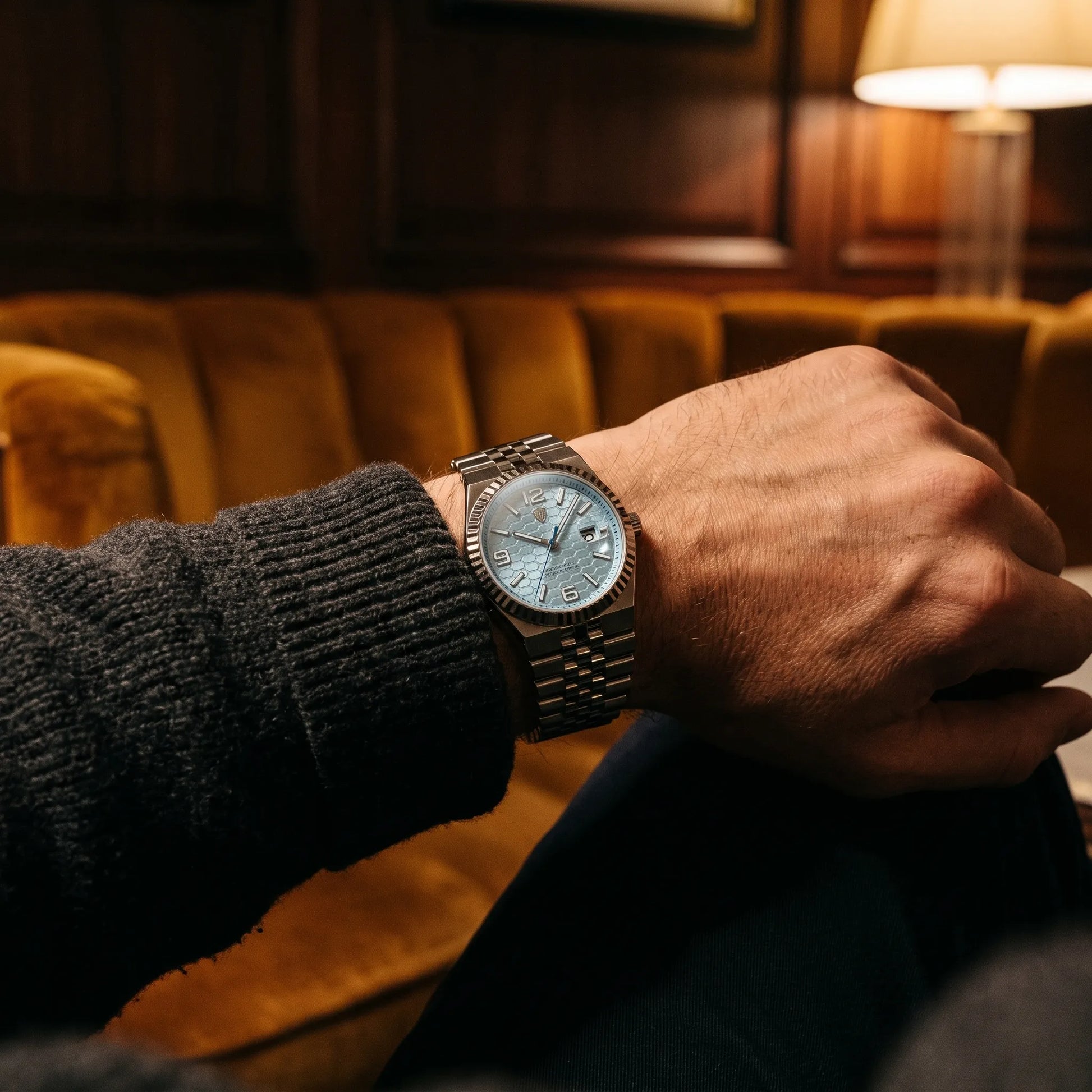 Montre homme luxe acier bracelet jubilé portée au poignet en soirée
