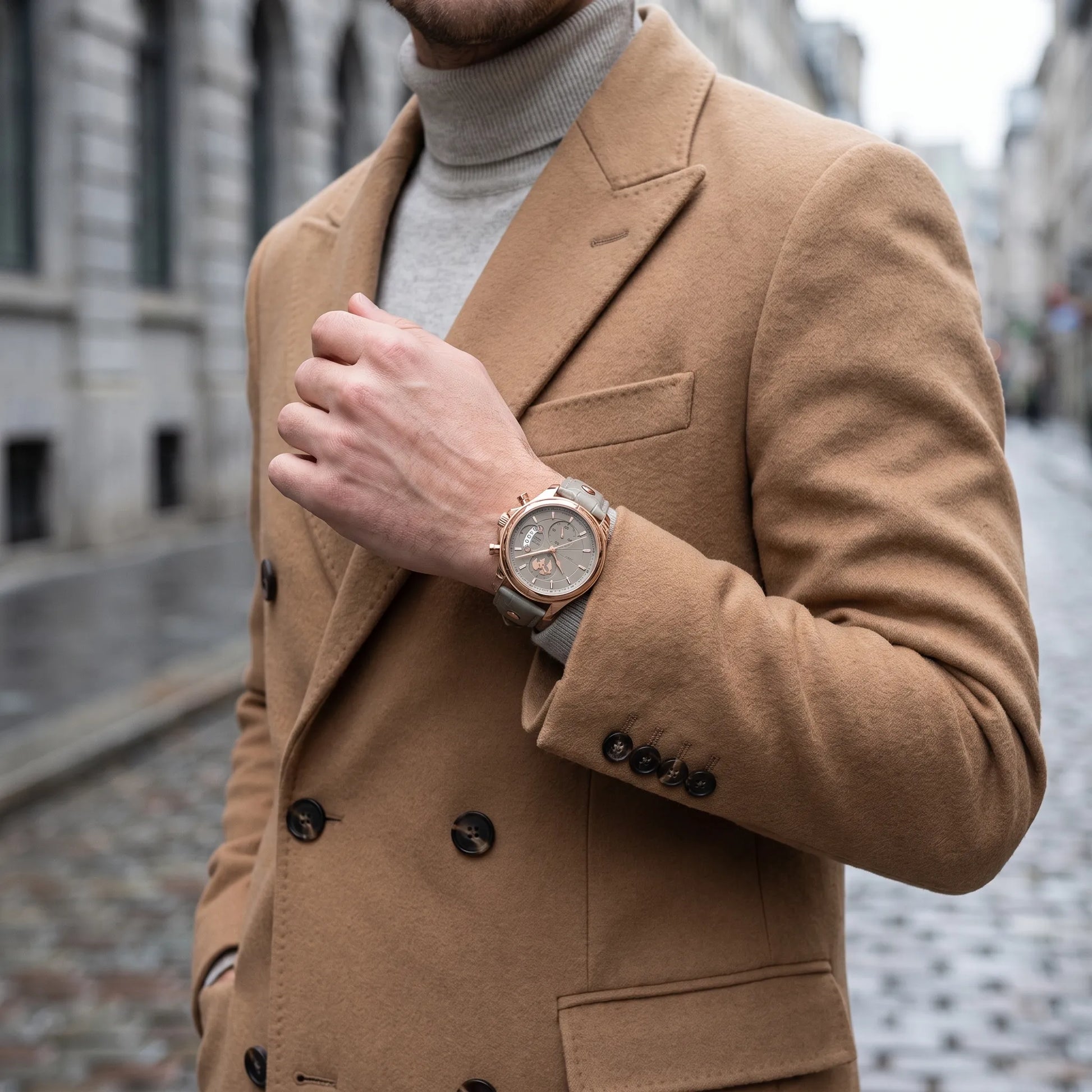 Montre homme luxe chronographe saphir cuir portée au poignet style casual chic