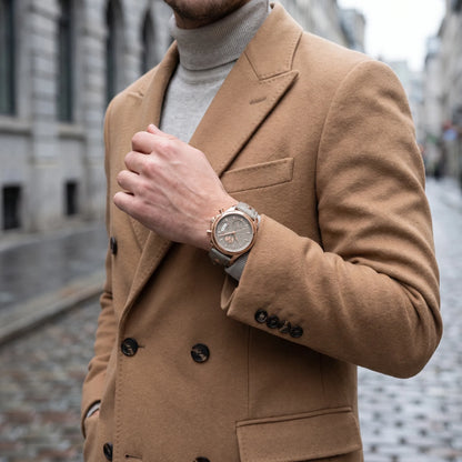 Montre homme luxe chronographe saphir cuir portée au poignet style casual chic