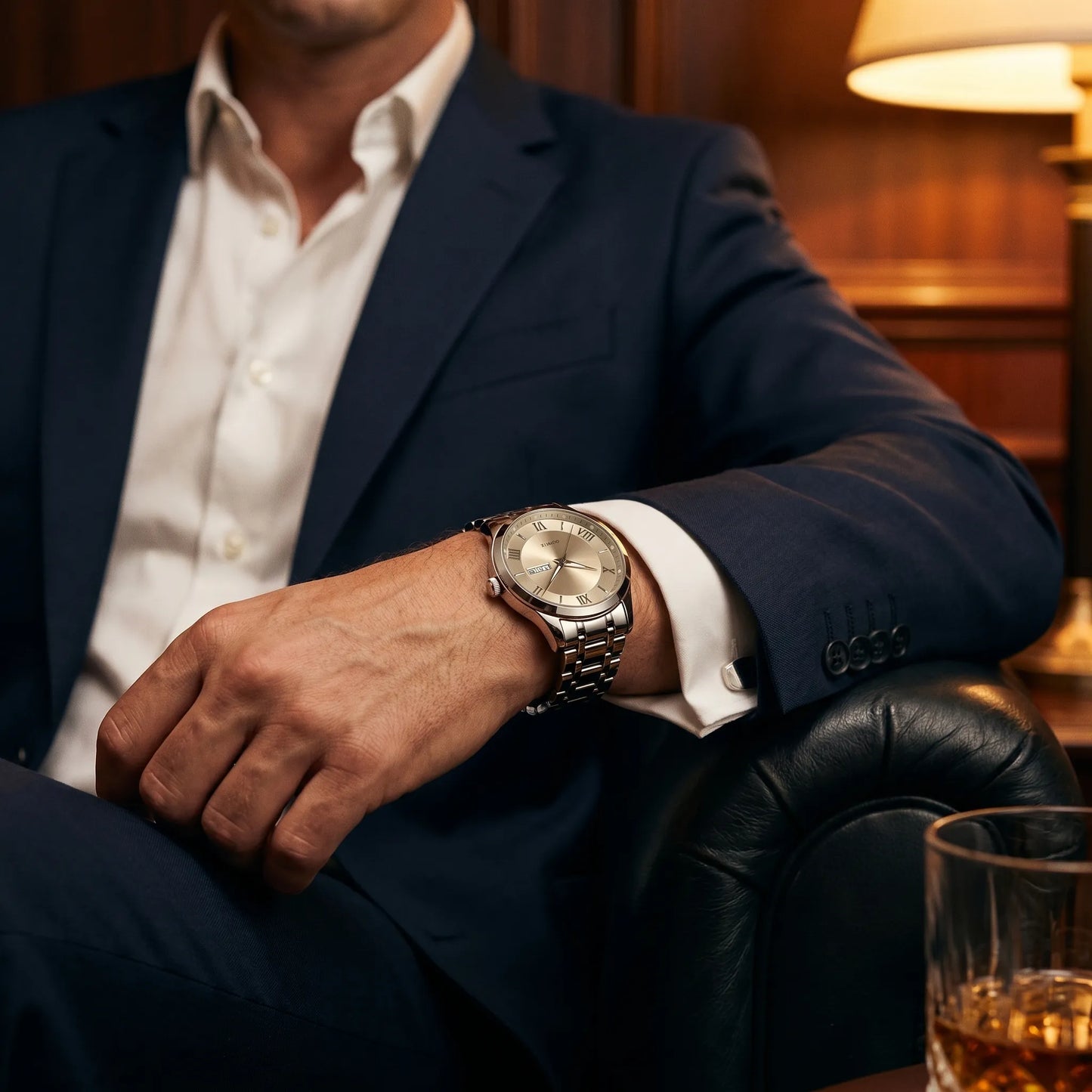 Montre homme luxe jour et date acier portée au poignet avec chemise