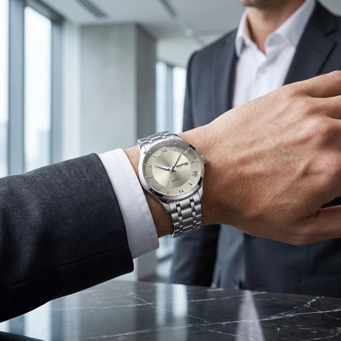Montre homme luxe jour et date acier portée au poignet avec costume