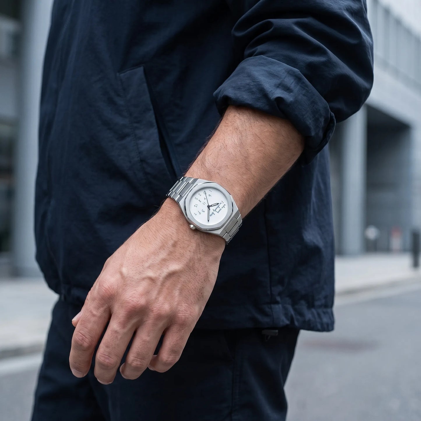 Montre homme luxe octogonale minimaliste portée au poignet style casual