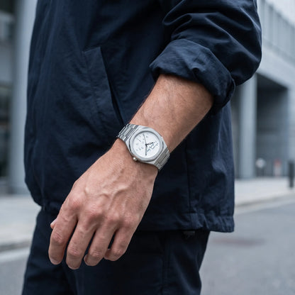 Montre homme luxe octogonale minimaliste portée au poignet style casual