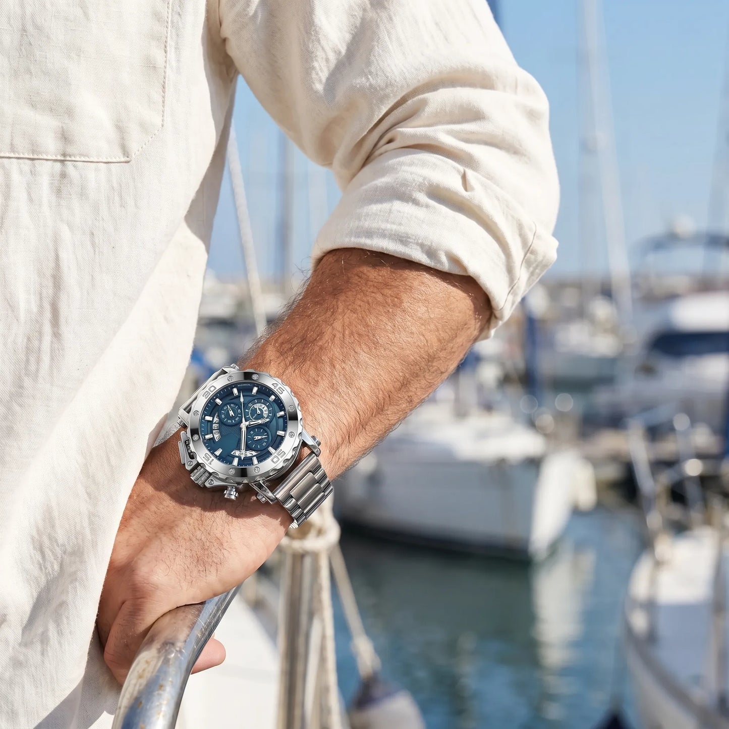 Montre homme sport chronographe luxe acier portée au poignet style nautique