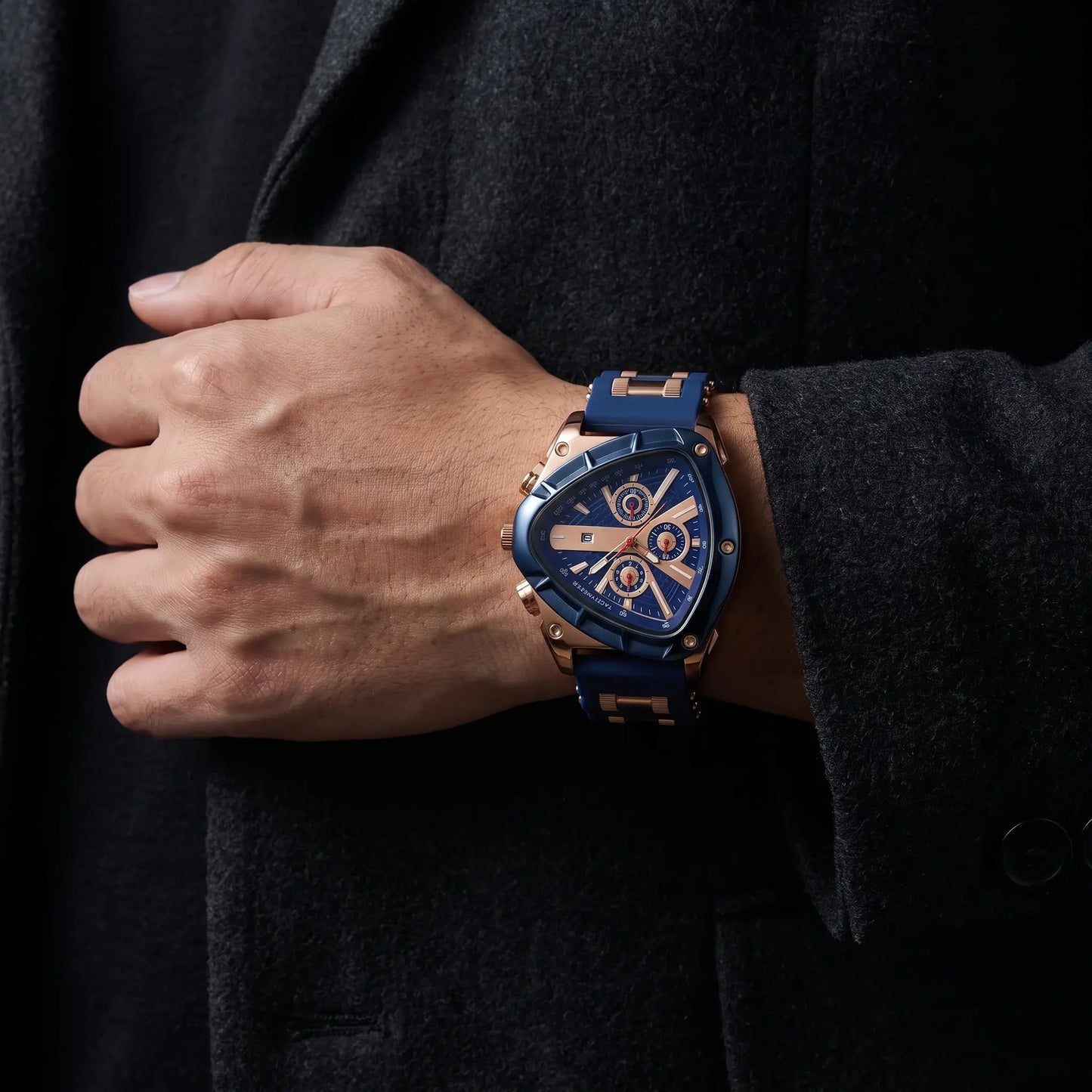 Montre homme sport chronographe triangulaire bleu or rose portée avec costume