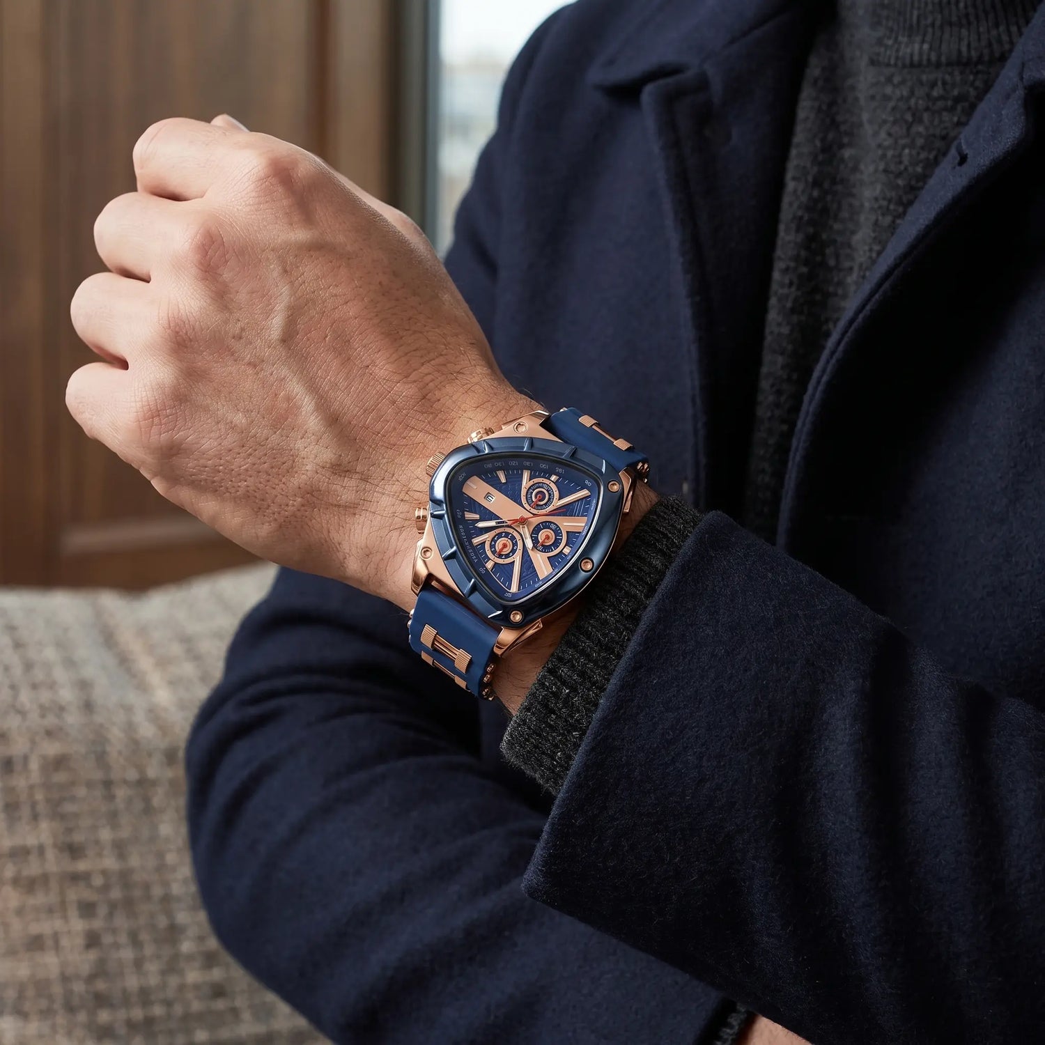 Montre homme sport chronographe triangulaire bleu or rose portée au poignet vue de face
