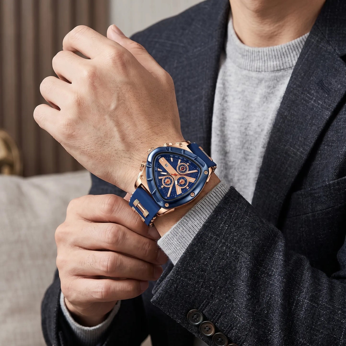 Montre homme sport chronographe triangulaire bleu or rose au poignet vue latérale