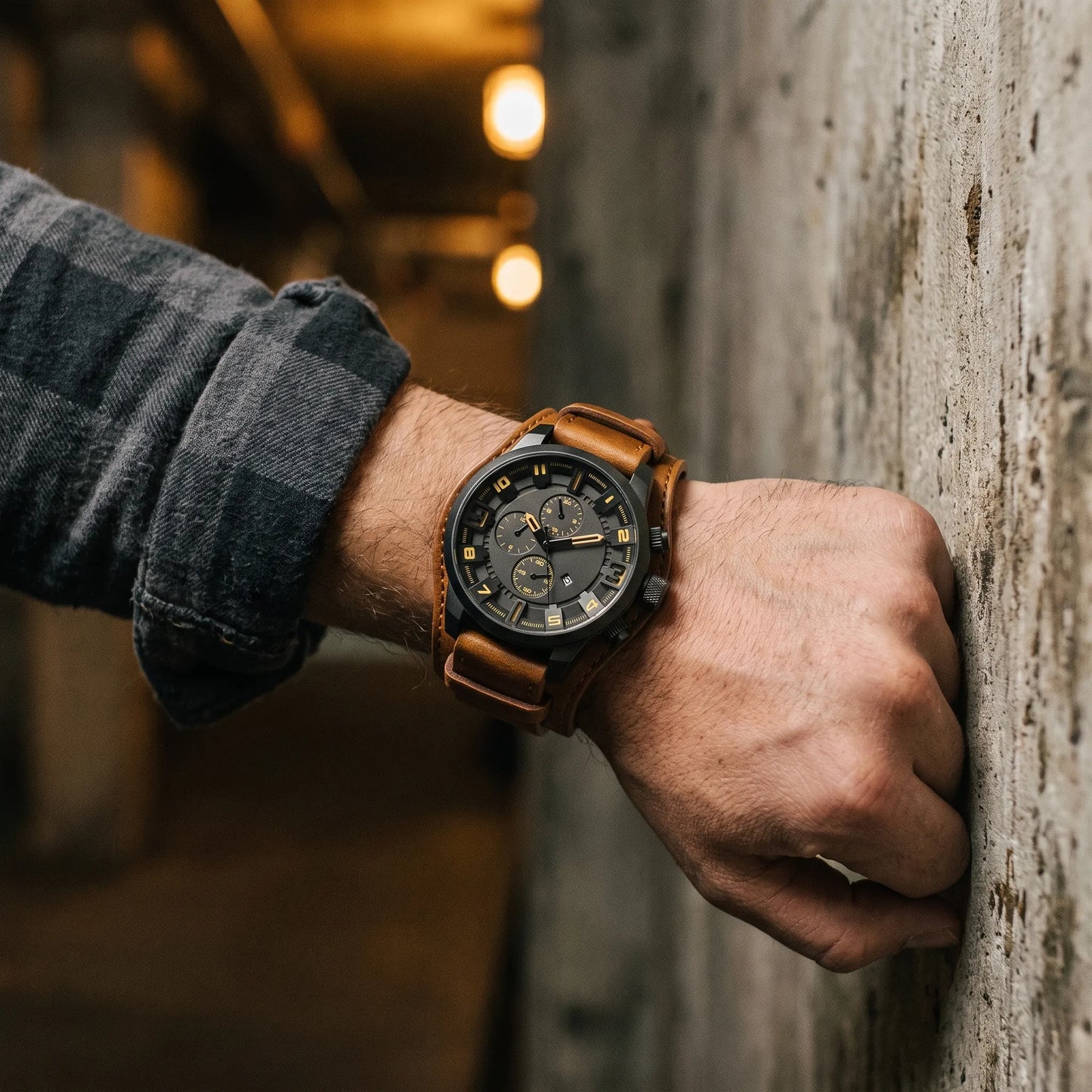 Montre homme sport bracelet cuir portée au poignet en pleine nature