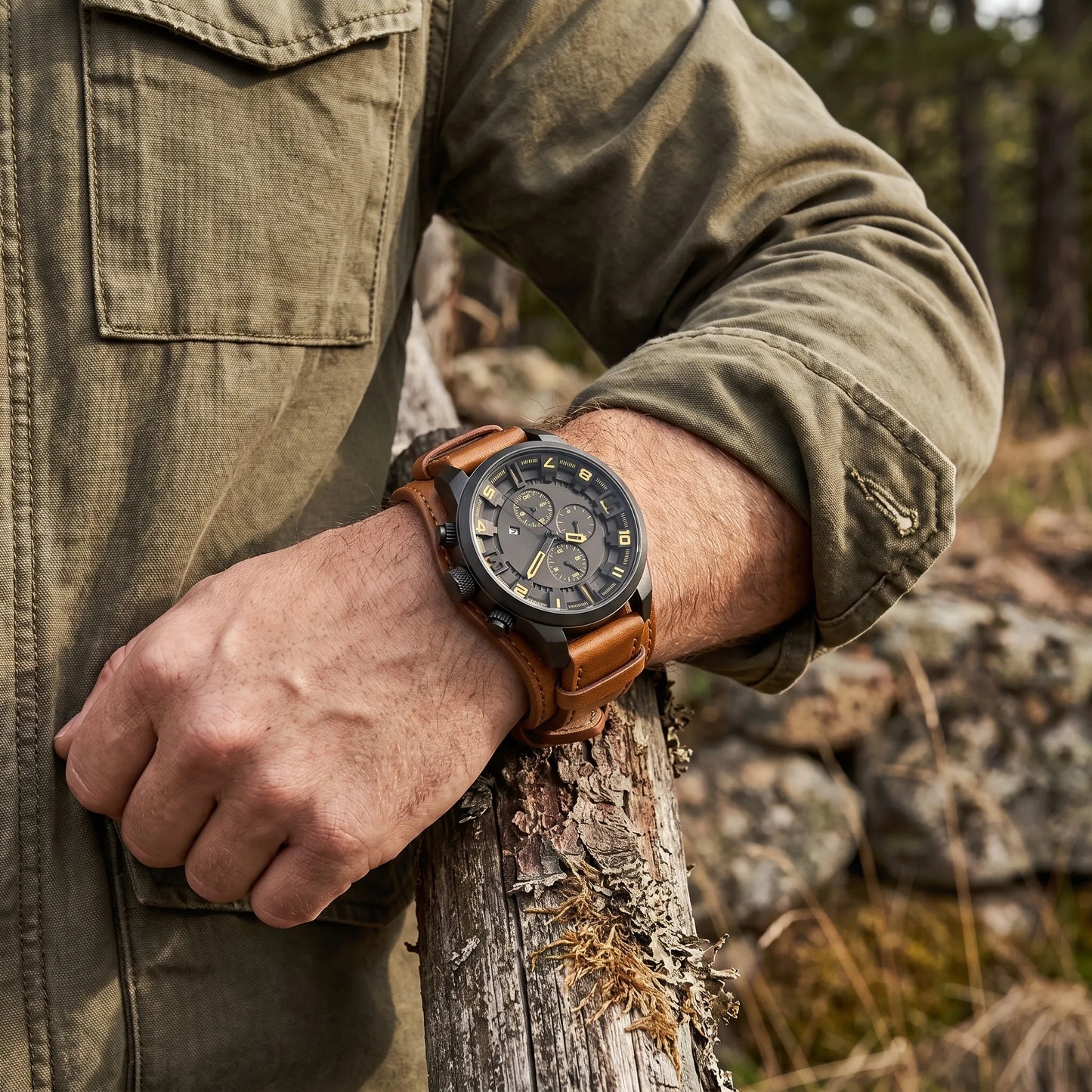 Montre homme sport bracelet cuir portée au poignet style outdoor