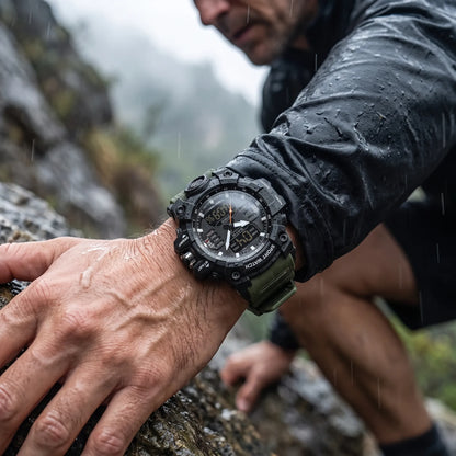 Montre homme sport digitale analogique étanche portée au poignet vue rapprochée