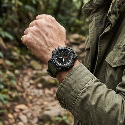 Montre homme sport digitale analogique étanche portée au poignet style outdoor
