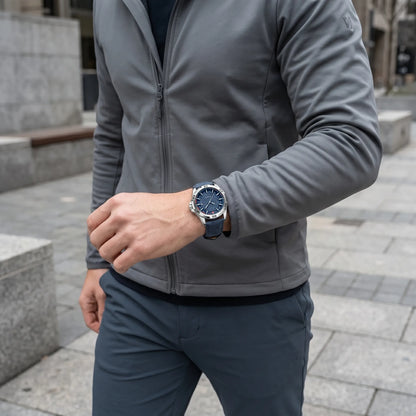 Montre homme sport luxe bracelet cuir portée au poignet style casual