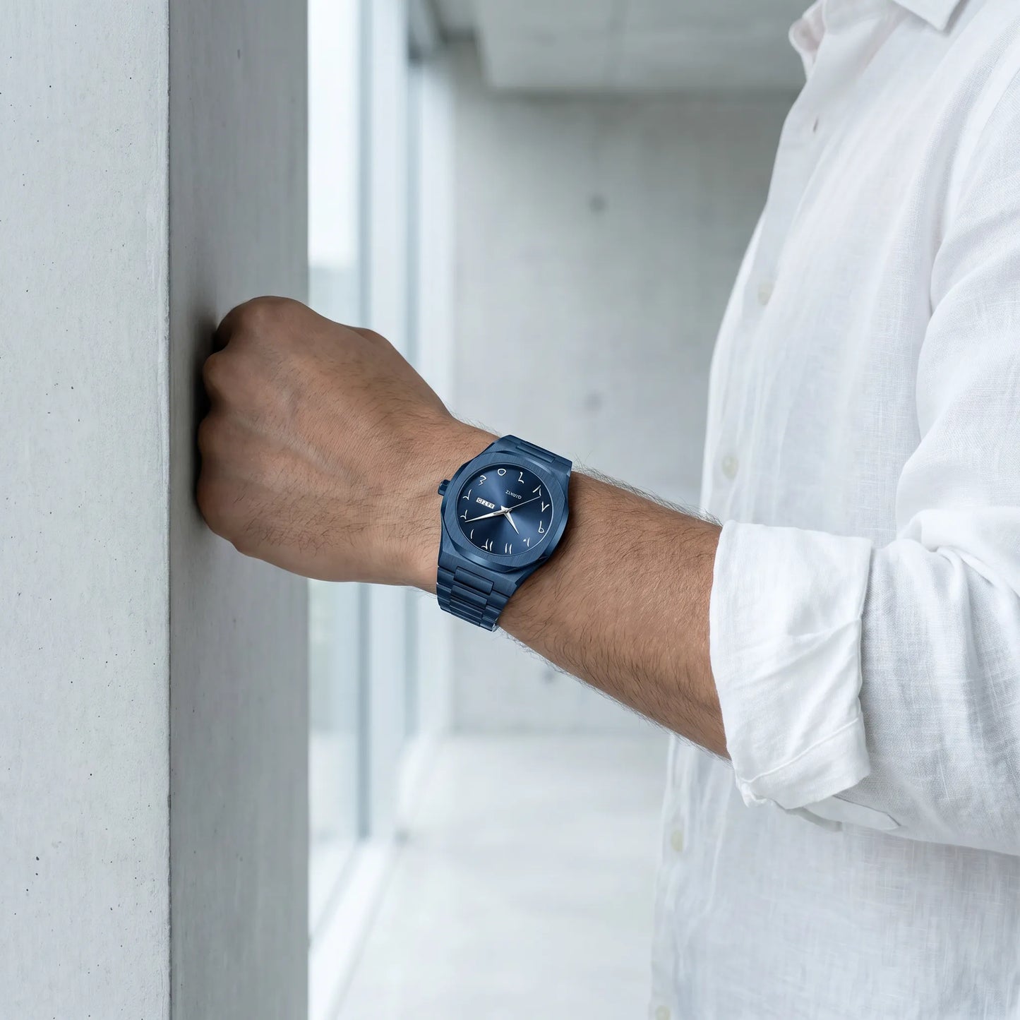 Montre homme sport luxe octogonale acier portée au poignet avec chemise